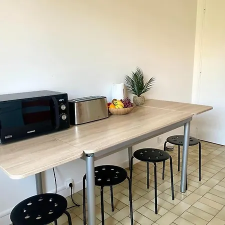 Vue Port De Plaisance : Le Voilier Appartement