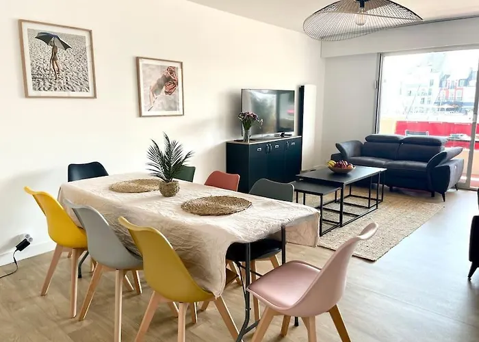 Vue Port De Plaisance : Le Voilier