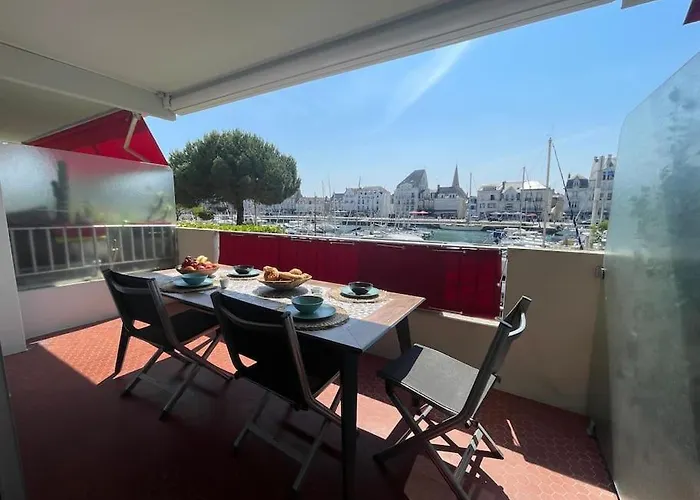 Vue Port De Plaisance : Le Voilier La Baule-Escoublac