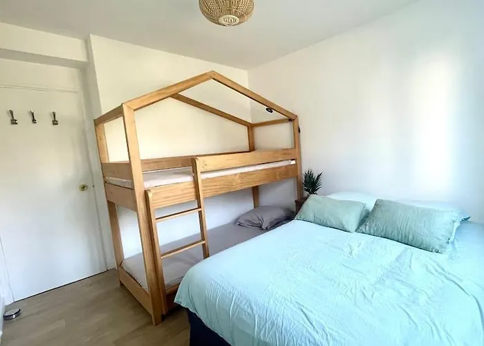 Vue Port De Plaisance : Le Voilier