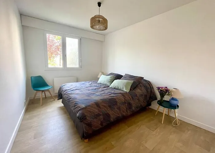 Vue Port De Plaisance : Le Voilier