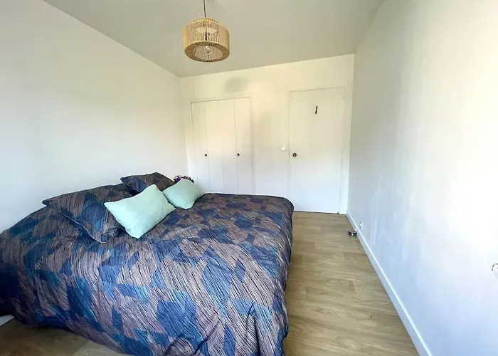 Vue Port De Plaisance : Le Voilier La Baule