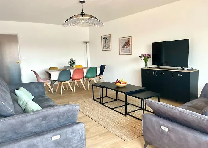 Vue Port De Plaisance : Le Voilier * La Baule