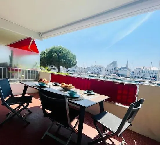 Vue Port De Plaisance : Le Voilier * La Baule